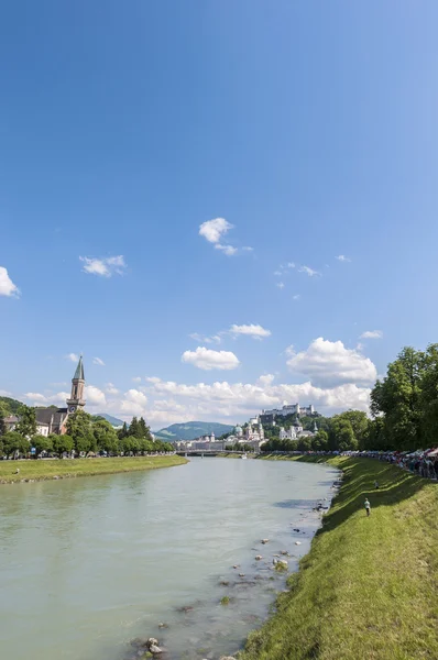 Río Salzach en camino a través de Salzburgo, Austria — Foto de Stock