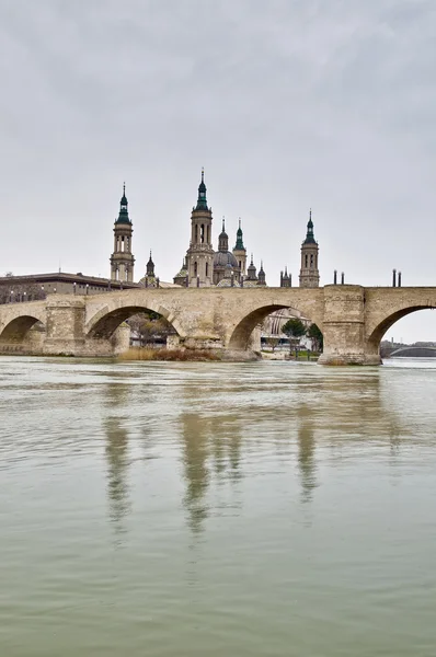 石桥横跨在西班牙萨拉戈萨 ebro 河 — 图库照片