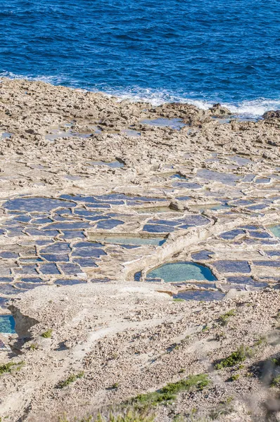 Saltdammar nära qbajjar i gozo, malta. — Stockfoto