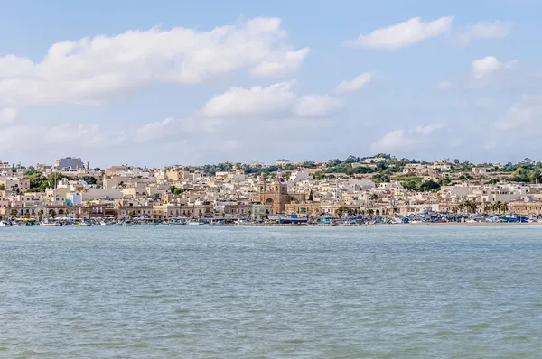 Haven van marsaxlokk, een vissersdorp in malta. — Stockfoto