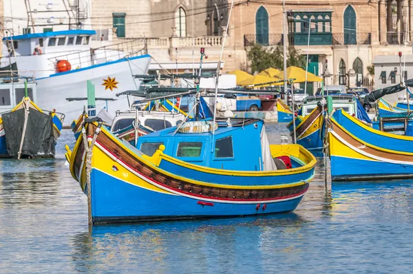 Traditionella Yuna båt vid marsaxlokk harbor på malta. — Stockfoto