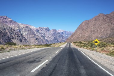 ulusal yol 7 las bölümü tarafından heras mendoz içinde geçiyor.