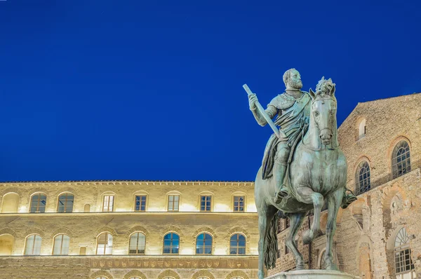Статуя Козимо ди Джованни дельи Медичи во Флоренции, Италия — стоковое фото