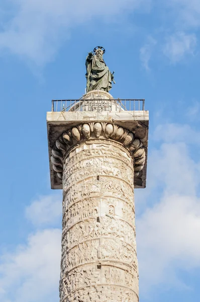 Socha svatého Pavla na náměstí piazza colonna v Římě, Itálie. — Stock fotografie