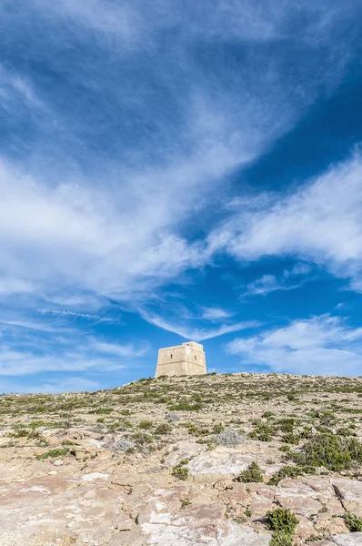 Torre Dwajra situada en la isla de Gozo, Malta . — Foto de Stock