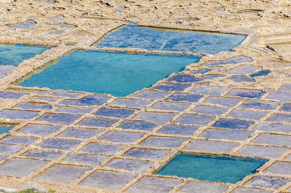 Ollas de sal cerca de Qbajjar en Gozo, Malta . —  Fotos de Stock