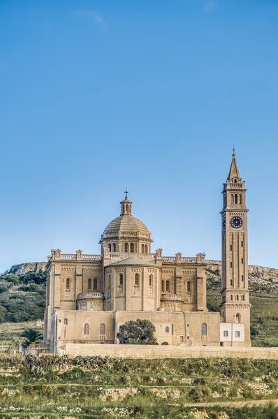 Ta' pinu kyrkan nära gharb på gozo, malta — Stockfoto