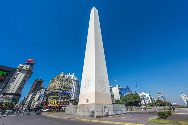 De obelisk (el obelisco) in buenos aires. — Stockfoto