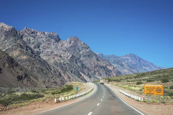 Национальная дорога 7 проходит мимо департамента Лас-Герас в Мендосе — стоковое фото