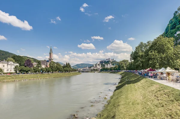 Salzach floden på sin väg genom salzburg, Österrike — Stockfoto