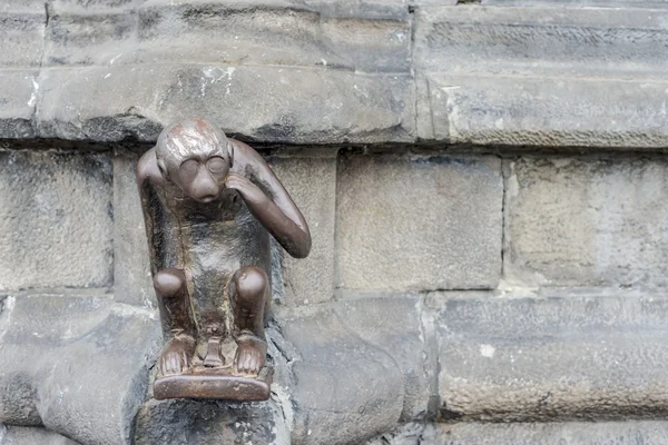 Wartowni małpa statua w mons, Belgia. — Zdjęcie stockowe