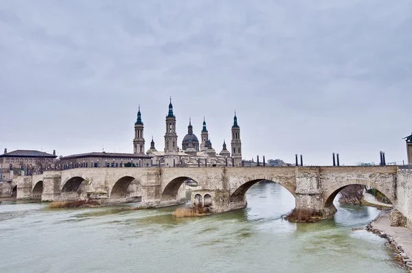 Stone Bridge across the Ebro River at Zaragoza, Spain — Stock Photo, Image