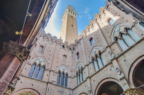 Palais public et sa tour de Mangia à Sienne, Italie — Photo