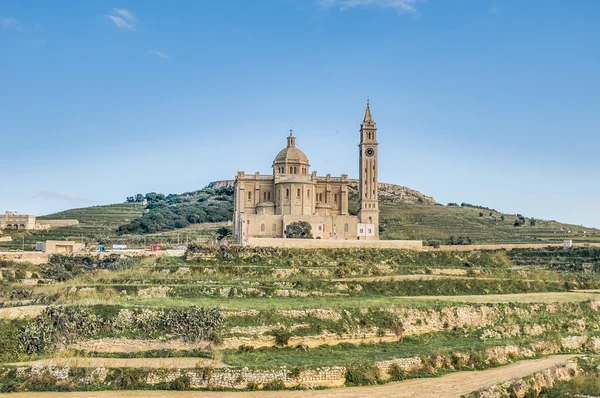 Ta' pinu kyrkan nära gharb på gozo, malta — Stockfoto