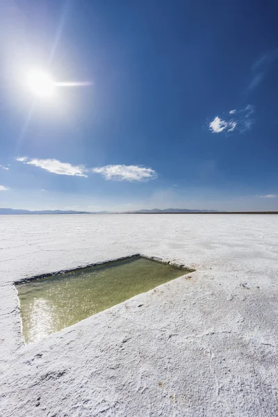 Piscină cu apă pe Salinas Grandes Jujuy, Argentina . — Fotografie, imagine de stoc