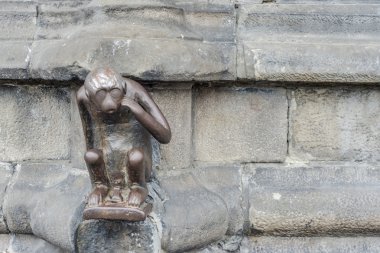 Lanet maymun heykeli Mons, Belçika.