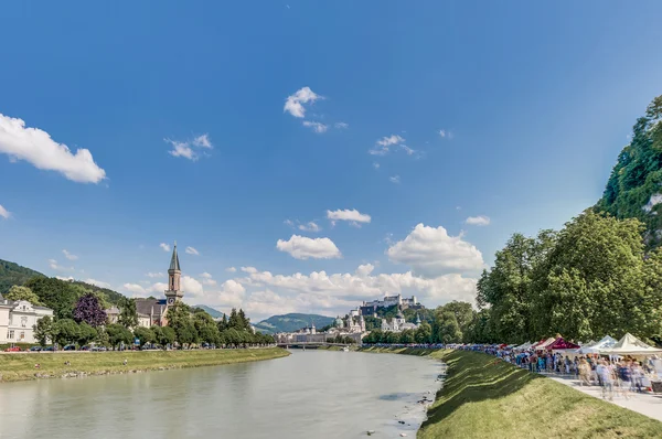 Salzach rivier op zijn weg door salzburg, Oostenrijk — Stockfoto