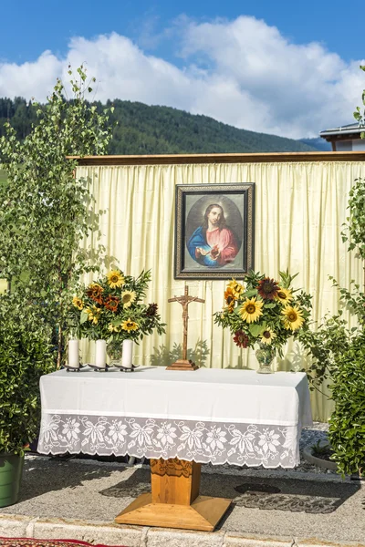 Maria himmelsfärd procession oberperfuss, Österrike. — Stockfoto