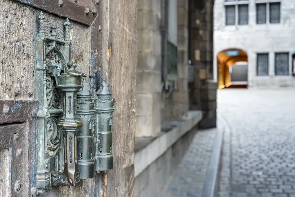 City Hall lock and door pull in Mons, Bélgica . — Fotografia de Stock