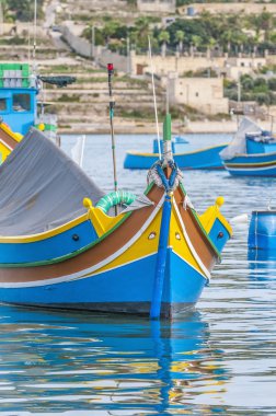 geleneksel luzzu tekneye malta limanında marsaxlokk.