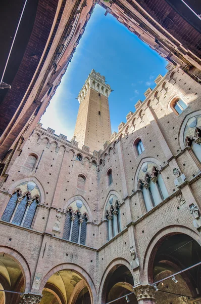 Offentliga palats och det är mangia tower i siena, Italien — Stockfoto
