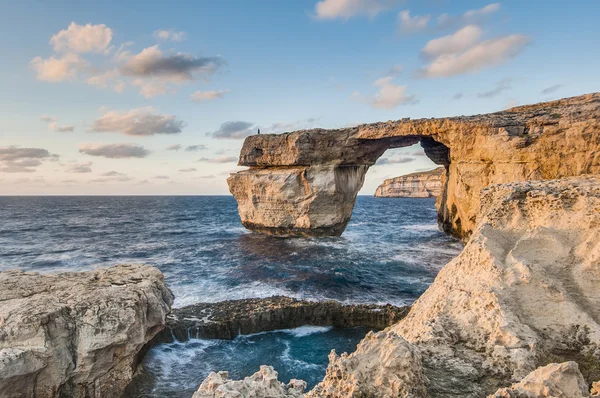 Ventana azul en la isla de Gozo, Malta . — Foto de Stock