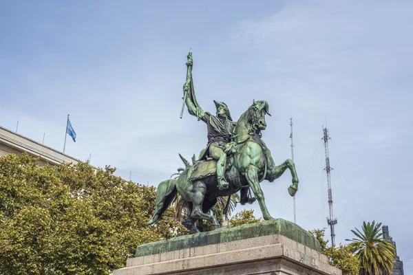 曼努埃尔贝尔格拉诺雕像在布宜诺斯艾利斯，阿根廷 — 图库照片