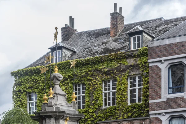 Pilory brunnen in mons, belgien. — Stockfoto