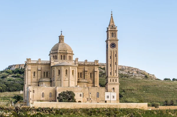 이 ' pinu 교회 근처 gozo, 몰타에에서 흐 — 스톡 사진