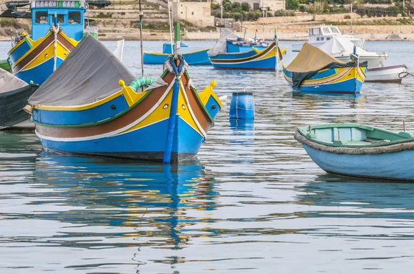 Barca tradizionale Luzzu al porto di Marsaxlokk a Malta . — Foto Stock