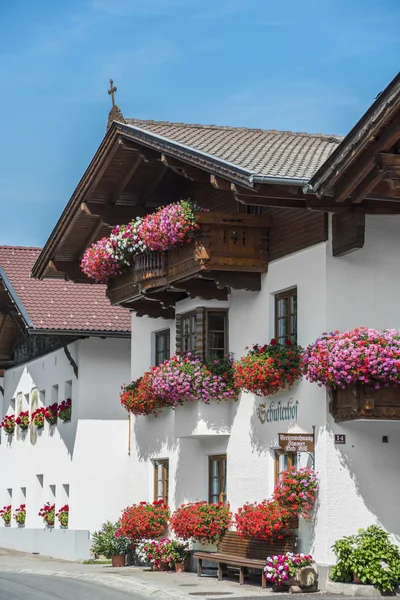 Vesnice mutters nedaleko Innsbrucku, Rakousko. — Stock fotografie