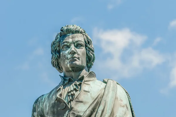 Моцарт на площади Моцарта (Моцартплатц) в Зальцбурге, Австрия — стоковое фото