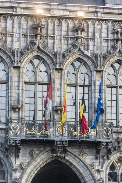 Banderas en la fachada del Ayuntamiento de Mons, Bélgica . — Foto de Stock