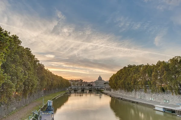 Der tiber, der durch rom fließt. — Stockfoto