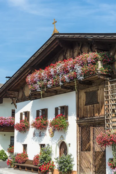 Dorp van mutters in de buurt van innsbruck, Oostenrijk. — Stockfoto