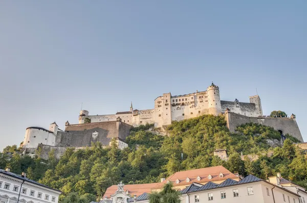Fästningen Hohensalzburg slott (festung hohensalzburg) på salzburg, austri — Stockfoto
