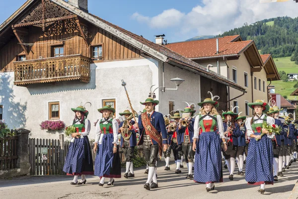 Maria Nanebevstoupení průvod oberperfuss, Rakousko. — Stock fotografie