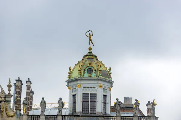 GuildHalls tarihinde grand place, brussels, Belçika. — Stok fotoğraf