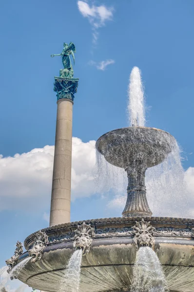 Fontein op het plein van het kasteel in stuttgart, Duitsland — Stockfoto