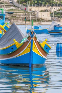 geleneksel luzzu tekneye malta limanında marsaxlokk.