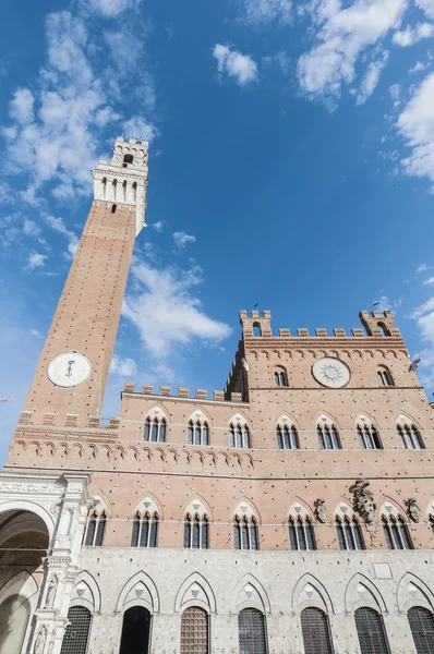 Openbare paleis en het mangia toren in siena, Italië — Stockfoto