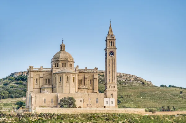 이 ' pinu 교회 근처 gozo, 몰타에에서 흐 — 스톡 사진