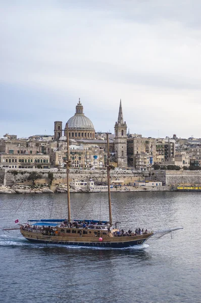 Valletta vista del horizonte frente al mar, Malta — Foto de Stock