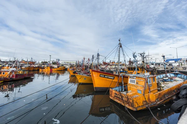 Oranžový rybářské lodě v mar del plata, argentina — Stock fotografie