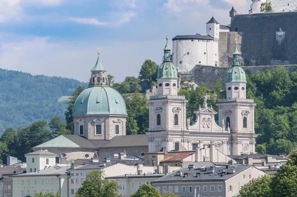 Salzburská katedrála z řeka salzach, Rakousko — Stock fotografie