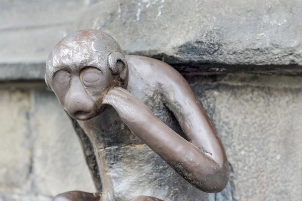 Vakthus monkey staty i mons, Belgien. — Stockfoto
