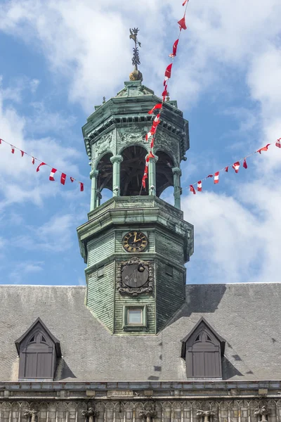 Ratusz na głównym placu w mons, Belgia. — Zdjęcie stockowe