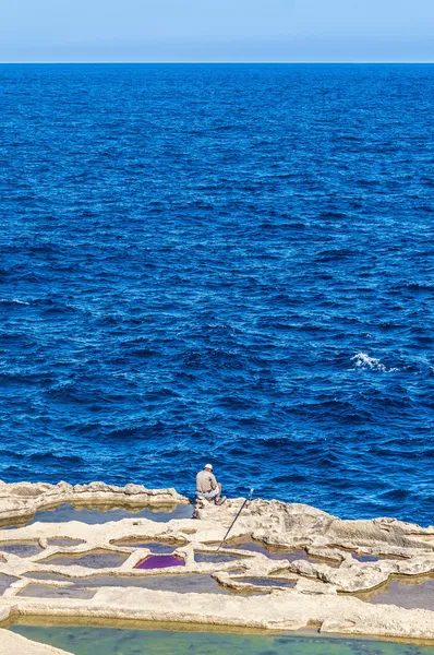 Solné pánve v blízkosti qbajjar Gozo, malta. — Stock fotografie