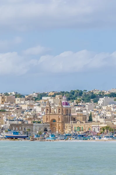 Haven van marsaxlokk, een vissersdorp in malta. — Stockfoto