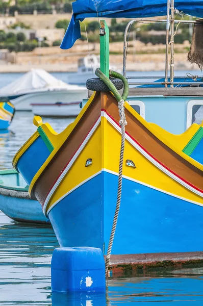 Łódź luzzu tradycyjnych w porcie marsaxlokk na Malcie. — Zdjęcie stockowe